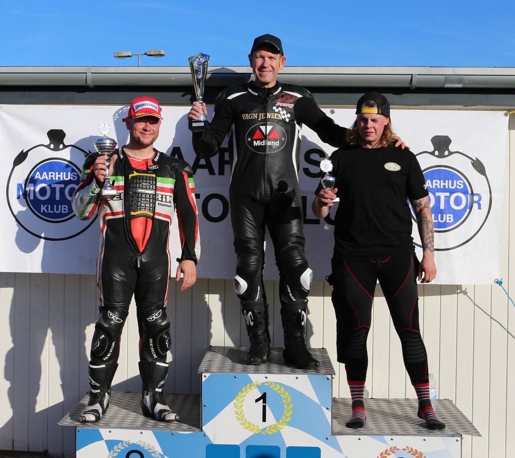 René Prang øverst på podiet efter den seneste sejr i Classic Superbike
(Foto: Erling Prang)